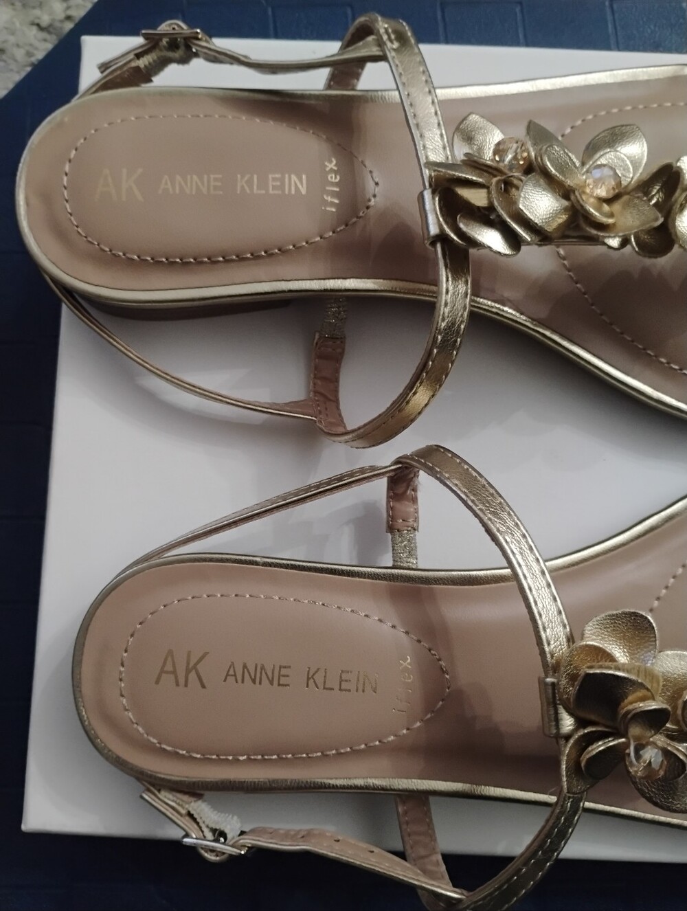 Anne Klein Flavia Iflex Metallic Gold Floral Embellished Thong Sandals Sz 10 NEW - Picture 14 of 16